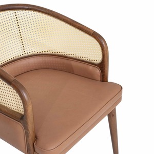 Silla de comedor tapizada en cuero de estilo moderno de mediados de siglo, con estructura de madera y respaldo de mimbre - Product Image 5