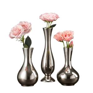 Trio de vases trompettes allongés dorés sur piédestal, sculpture de sol architecturale en forme de corne évasée et ensemble de centre de table de luxe pour événements - Product Image 2