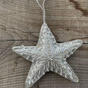 Adorno de Navidad de estrella con cuentas de plata, cuentas de plata y lentejuelas, adorno de árbol o decoración colgante, acento de vacaciones, vidrio brillante - Product Image 1