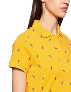 Camiseta polo ajustada para mujer, tela suave y elástica, mangas cortas, cuello elegante, ideal para uso casual, profesional o semi-formal. - Product Image 5