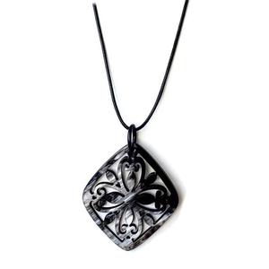 Collier pendentif rond artisanal en corne de buffle, bijou en corne naturelle polie, cordon en cuir réglable, style tribal unisexe, cadeau tendance - Product Image 5