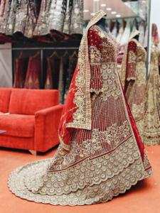 Corte de terciopelo de diseñador con estilo largo y detalles artesanales en varios colores para fiesta y ropa de novia - Product Image 4