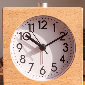 Horloge de table en bois artisanale pour cadeau et décoration intérieure - Product Image 2