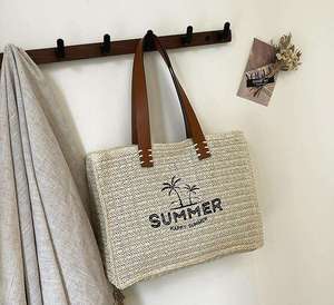 Salga a la luz del sol con este versátil bolso de hilo natural diseñado para complementar sus prendas de playa y atuendos casuales favoritos. - Product Image 3
