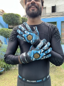 Gants de gardien de but de football sur mesure de haute qualité, découpe des doigts négative, respirants, en latex allemand de 4 mm, poignées légères - Product Image 6