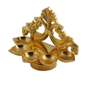 Diya tradicional de latón con diseño de pavo real montada sobre un pedestal rectangular, disponible a precios de mayorista. - Product Image 3