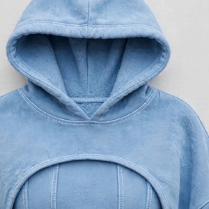 Ensemble survêtement 2 pièces streetwear oversize pour femme avec logo personnalisé sur le devant, comprenant un sweat à capuche court style corset et un pantalon de survêtement large réfléchissant - Product Image 4