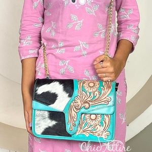 Sac bandoulière en cuir de vachette fait main avec motif floral turquoise et rabat en cuir repoussé – Sac messager pour femme - Product Image 1