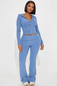 Conjunto Deportivo Y2K para Mujer con Pedrería, Sudadera con Capucha y Pantalones Acampanados - Product Image 2