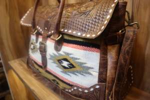 กระเป๋าหนังแท้แบบตะวันตก กระเป๋าหนังแท้ลายแอซเท็ก กระเป๋าเดินทางสุดสัปดาห์แบบตะวันตกเฉียงใต้ กระเป๋าเดินทางสุดสัปดาห์ กระเป๋าเดินทางหนัง - Product Image 2