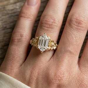 Anillo de compromiso de moissanita con corte hexagonal de 2.50 CT, anillo floral vintage de oro amarillo de 14K, anillo de joyería nupcial Art Deco único para ella - Product Image 5