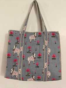 Bolsa de Mano Acolchada Hecha a Mano con Estampado Kantha, Bolsa de Compras de Algodón Acolchado, Bolsa de Viaje Reutilizable para la Playa - Product Image 4