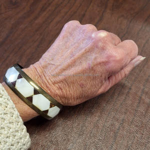 Madre de perla joyería mopa pulsera brazalete diseño personalizado perfecto aniversario de boda o regalo de cumpleaños por FWE - Product Image 3