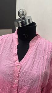Chemise de qualité supérieure de couleur rose, col mandarin, manches trois quarts, boutonnée, plissée devant, décontractée, vêtements pour femmes de haute qualité - Product Image 5