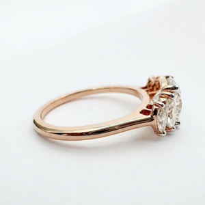 Anillo de Oro Rosa de 9K con Diamante Cultivado en Laboratorio de Corte Redondo de 2.00CTW, Certificado IGI, Banda con Piedras Laterales en Forma de Marquesa - Product Image 3