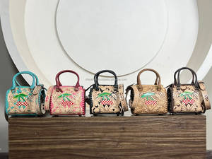Sac de voyage de luxe personnalisé en cuir de vachette ciselé à la main style carreaux, motif tournesol, pour femme, sac à bandoulière de créateur - Product Image 2