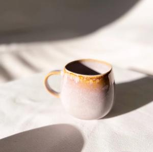 Taza de Té de Cerámica de Diseño con Esmalte Artístico Multitono, Forma Redondeada Suave, Construcción Duradera, Aislamiento Térmico, para un Uso Doméstico Elegante - Product Image 5