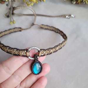 Pulsera de Macramé con Labradorita, Gema Ovalada con Destello Azul, Cordón Marrón, Cuentas de Perlas, Joyería Boho Hecha a Mano - Product Image 2