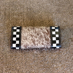 กระเป๋าคลัทช์หนังวีนัส ดีไซน์หรูหรา แกะสลักด้วยมือจากหนังวัวแท้ พร้อมสายคล้องมือ ป้องกัน RFID ความจุขนาดใหญ่ ปิดด้วยกระดุม - Product Image 2