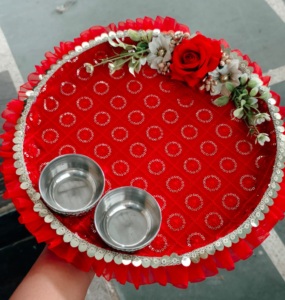 Hermoso juego de thali rojo hecho a mano para puja, el más vendido, bandeja decorativa para Roli y Kumkum, regalo festivo con tazones, para bodas y Diwali - Product Image 1