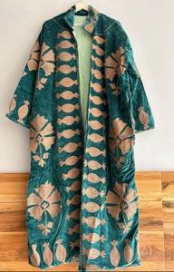 Manteau long en velours vert sarcelle foncé fait main sur mesure avec broderie appliquée motif grenade beige et brun cassé – Vente en gros - Product Image 3