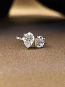 Anillo Toi Et Moi con 1.5 Quilates de Moissanita en Forma de Pera y 1 Quilate de Corte Redondo, Plata 925 Original con Baño de Rodio, Joyería para Aniversario o Fiesta, para Pareja - Product Image 1