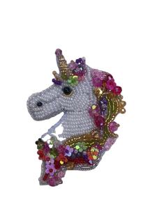 Porte-clés et breloque élégants faits à la main avec broderie perlée, motif cœur coloré, en provenance d'Inde - Product Image 2