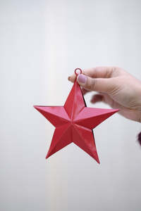 Ornement étoile rouge en métal suspendu, décoration d'arbre de Noël en étoile 3D - Product Image 3