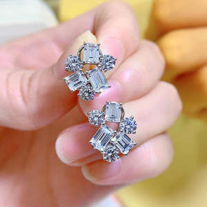 Pendientes Exclusivos de Diamantes y Esmeraldas Redondos, Cultivados en Laboratorio, Certificados por IGI, Color D E F, Claridad VVS VS, Oro, Oro Rosa, Oro Blanco, Plata - Product Image 2