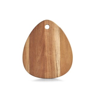 Planche à découper de cuisine en bois d'acacia tendance, élégante et durable pour fruits, légumes et aliments – Taille, forme et couleur personnalisables - Product Image 5