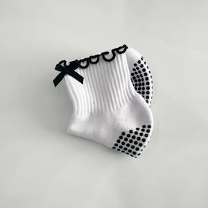 Calcetines de Pilates con Logotipo Personalizado para Mujer, Antideslizantes, con Suela Completa de Puntos, Calcetines de Yoga con Cordones Negros, Venta al Por Mayor - Product Image 2