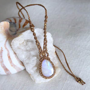 Collier en macramé marron fait main avec perle d'eau douce, motif papillon, en cuivre, cordon ciré réglable, bijoux bohèmes tendance, vente en gros - Product Image 1