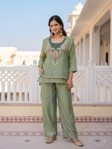 Ensemble Salwar Kameez pour femme, formel, uni, brodé, en satin tissé, avec chemisier texturé et pantalon palazzo, pour robe de soirée de mariage - Product Image 3
