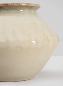 Vase en céramique ivoire élégant avec une forme sculptée large et basse, finition émaillée lisse et accent élégant pour la décoration intérieure de luxe - Product Image 2