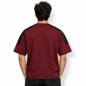 Mejora tu colección de ropa urbana con camisetas holgadas para hombre con formas llamativas y diseños de moda casual a la última. - Product Image 3