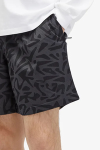 Shorts pour hommes gris foncé à motifs graphiques, design décontracté à taille élastique avec cordon de serrage réglable, tissu léger et confortable - Product Image 2