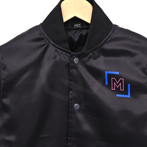 Veste universitaire en satin noir pour homme NIZA GEAR, col montant, boutons sur le devant, manches bleues à rayures, logo personnalisé - Product Image 3