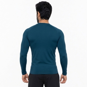 Rashguard pour hommes athlètes, conçu avec des matériaux respirants, une gestion de l'humidité et une coupe confortable pour l'entraînement intense. - Product Image 5