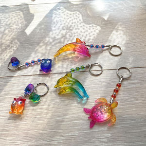 Porte-clés coloré en acrylique sur le thème de la plage avec breloque tongs imprimée UV et créatures marines - Product Image 4
