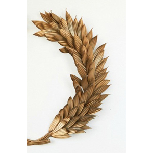 Couronne de lauriers dorée élégante avec des feuilles métalliques superposées en forme de fer à cheval ouvert, parfaite pour la décoration murale moderne - Product Image 3
