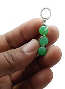 Pendentif en jade vert naturel avec perles rondes enroulées de fil, gravé, tendance mode, du Gujarat - Cadeau d'affaires et Fête des Mères - Product Image 5