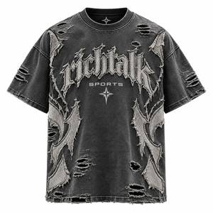 เสื้อยืดโอเวอร์ไซส์แขนสั้นสีดำสไตล์พังก์ ผ้าคอตตอนเจอร์ซีย์ฟอก ทรงโอ-เนค โลโก้ด้านหน้า ลายนูน เป็นมิตรต่อสิ่งแวดล้อม - Product Image 1