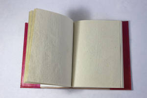 Carnet en cuir souple, sans bois et sans acide, avec motif bananier symbolique en relief et aspect cuir fuchsia - Product Image 4