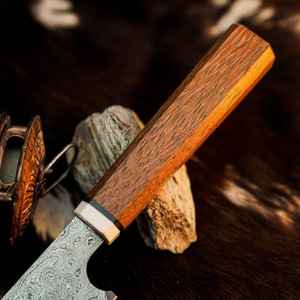 Cuchillo de Chef Profesional de Acero de Damasco Forjado a Mano, Ecológico, con Mango de Madera Pakka y Opción de Logotipo Personalizado - Product Image 3