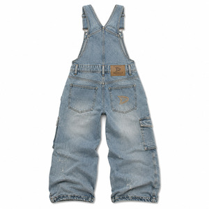 Mono vaquero azul deslavado estilo slouchy con insignias bordadas de marca, estilo hip hop y ropa urbana. - Product Image 3