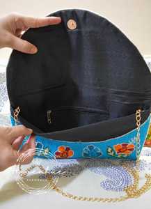 Pochette rectangulaire artisanale Havenhue avec fermeture éclair, broderie florale bleue, toile de coton et fond en polyester, idéale pour les voyages et les soirées - Product Image 2