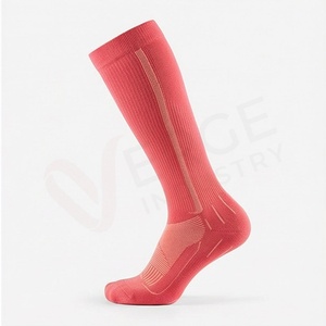 Chaussettes hautes pour hommes, couleur unie, tricotées, respirantes, style sportif, rouge - Product Image 3