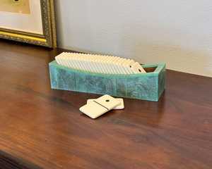 Juego de dominó de resina verde y blanca con puntos negros en caja de almacenamiento color verde azulado para decoración del hogar, artículo artesanal artístico, resina de alta calidad - Product Image 1