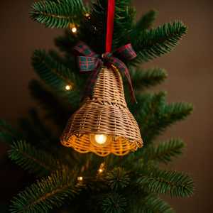 Ornement cloche en rotin fait main avec ruban à carreaux, décoration suspendue, artisanat traditionnel d'intérieur, cadeau de Noël par Curio Craft - Product Image 2