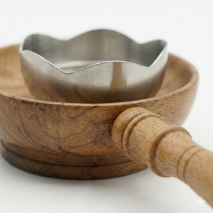 Ensemble brûleur de bakhoor artisanal de qualité supérieure en bois de manguier Bela Artisan avec coupelle métallique festonnée, pinces et support d'encens portable en bois - Product Image 3